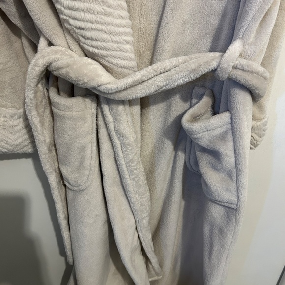 Woman's Cream/Tan Full Length Robe Size XL Soft! Thick! Warm and Cozy! - Picture 3 of 14